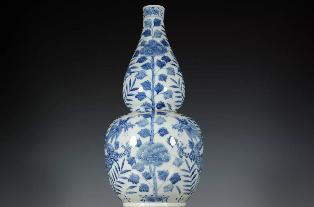 Fine Rare Qing Dynasty Chinese Porcelain Blue and White Flowers Dragons Gourd Vase