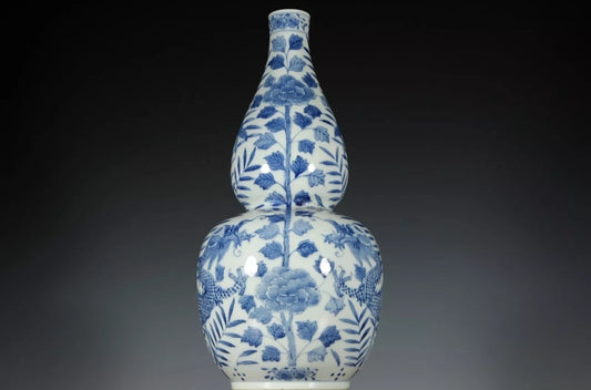 Fine Rare Qing Dynasty Chinese Porcelain Blue and White Flowers Dragons Gourd Vase