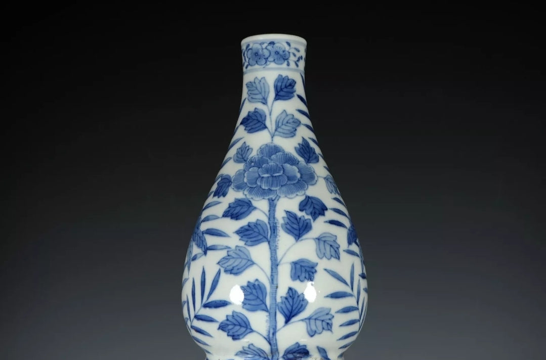 Fine Rare Qing Dynasty Chinese Porcelain Blue and White Flowers Dragons Gourd Vase