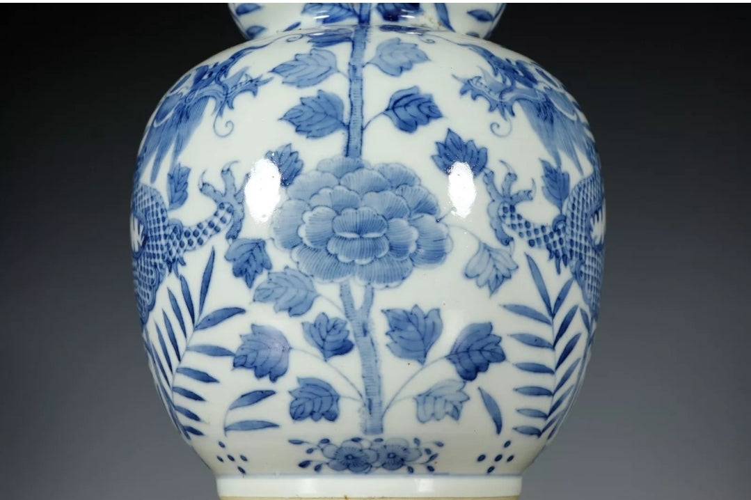 Fine Rare Qing Dynasty Chinese Porcelain Blue and White Flowers Dragons Gourd Vase