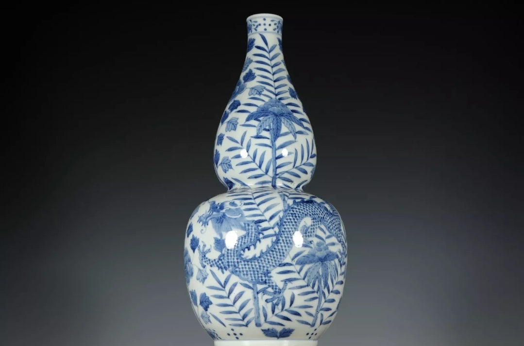 Fine Rare Qing Dynasty Chinese Porcelain Blue and White Flowers Dragons Gourd Vase