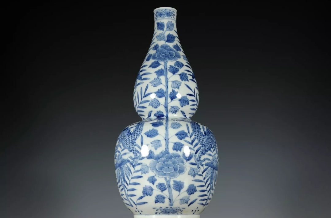 Fine Rare Qing Dynasty Chinese Porcelain Blue and White Flowers Dragons Gourd Vase