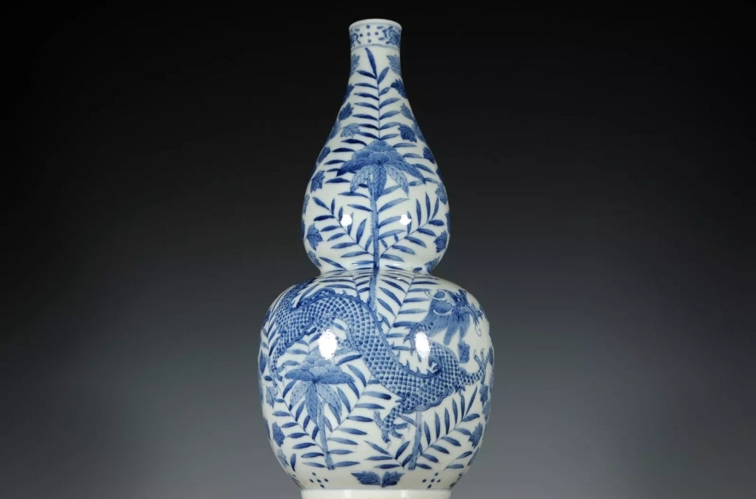 Fine Rare Qing Dynasty Chinese Porcelain Blue and White Flowers Dragons Gourd Vase